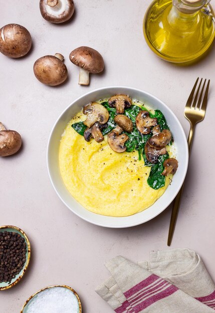 Polenta mit Champignons, Spinat und Käse Gesunde Ernährung Vegetarisches Essen Italienische Küche