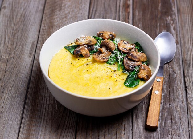 Polenta mit Champignons, Spinat und Käse Gesunde Ernährung Vegetarisches Essen Italienische Küche