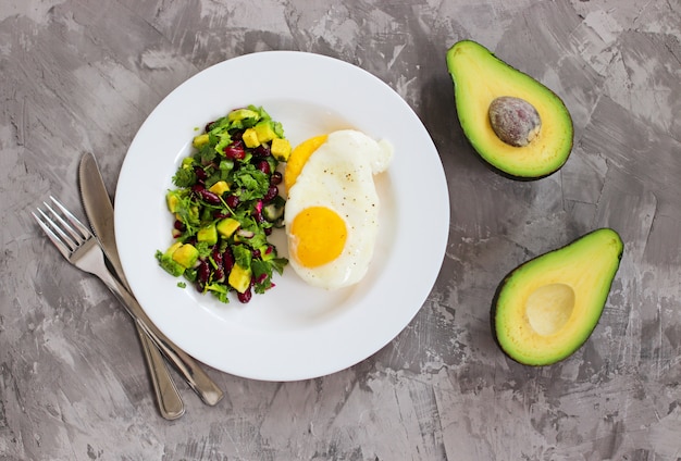 Polenta mit spiegeleiern und avocado bean salsa