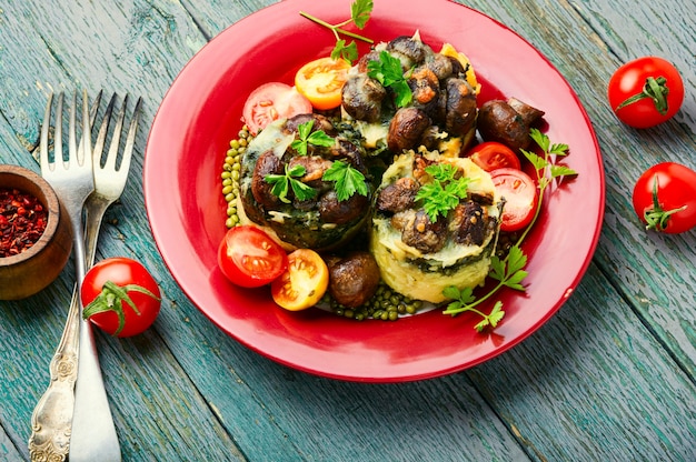 Polenta o papilla de maíz con champiñones y espinacas. Cocina italiana.