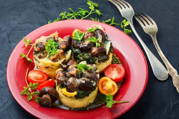 Polenta o papilla de maíz con champiñones y espinacas. Cocina italiana.