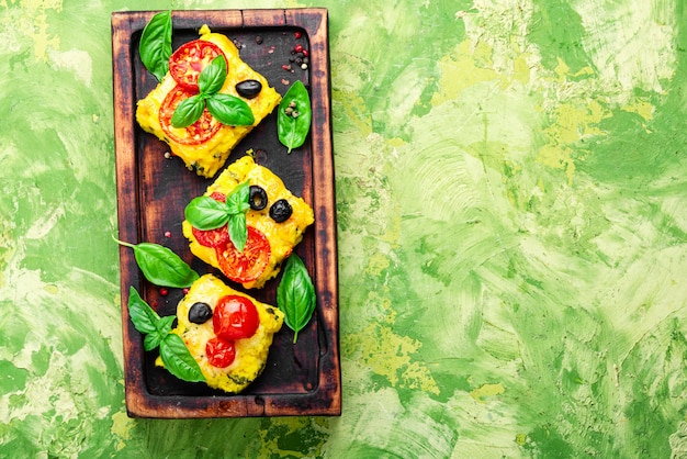 Foto polenta plato de harina de maíz italiano