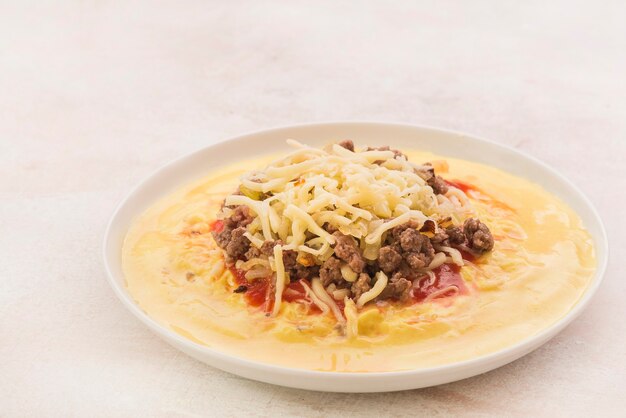 Polenta con tomate queso y picadillo