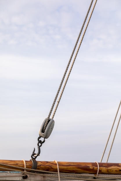 Polia e cordas em um velho barco à vela