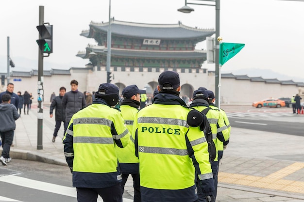 Policía en la calle de la ciudad asiática con arquitectura tradicional Seúl Corea del Sur 20171230