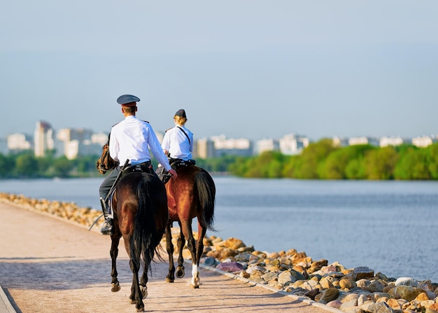 Polícia de cavalos no rio Moskva no parque Kolomenskoye em Moscou na Rússia