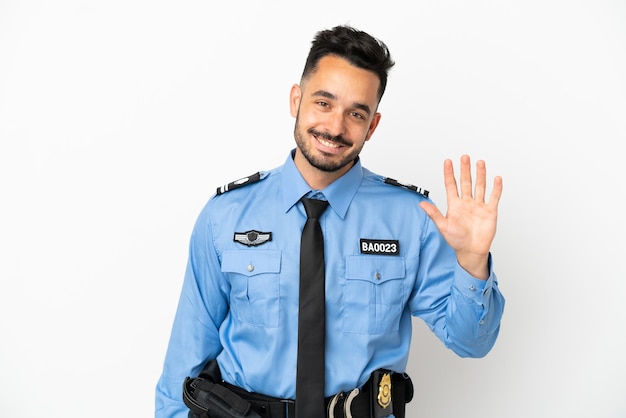 Policía hombre caucásico aislado sobre fondo blanco saludando con la mano con expresión feliz