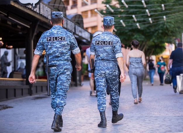 Policiais na rua da cidade backgroundxA