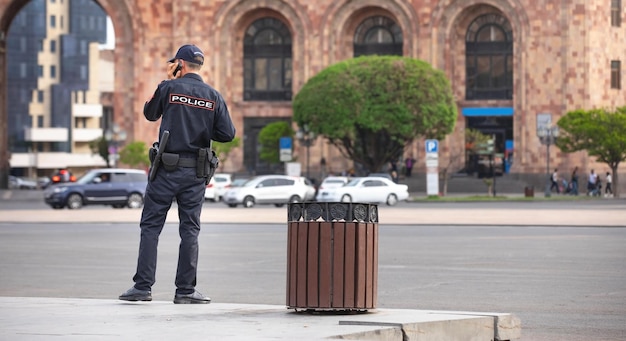 Policial caucasiano na cidade