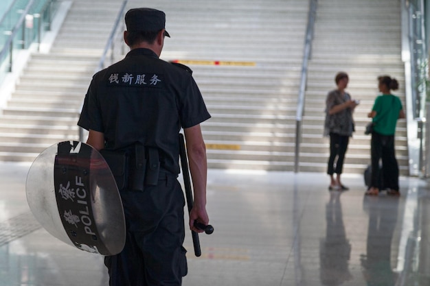 Policial chinês na estação ferroviária leste de hangzhou