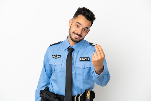 Foto policial homem caucasiano isolado no fundo branco fazendo gesto de dinheiro