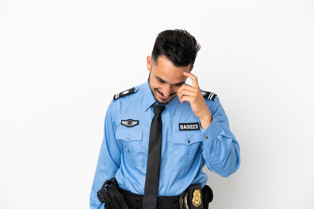 Policial homem caucasiano isolado no fundo branco rindo