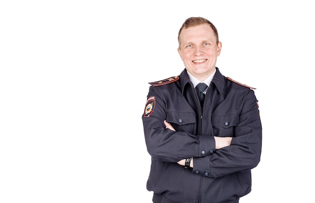Policial oficial russo com braços cruzados em fundo branco homem feliz em emoção uniforme e conceito de pessoas