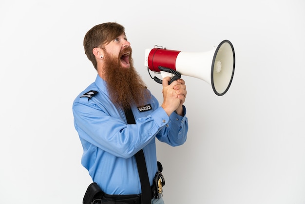 Policial ruivo isolado em um fundo branco gritando em um megafone