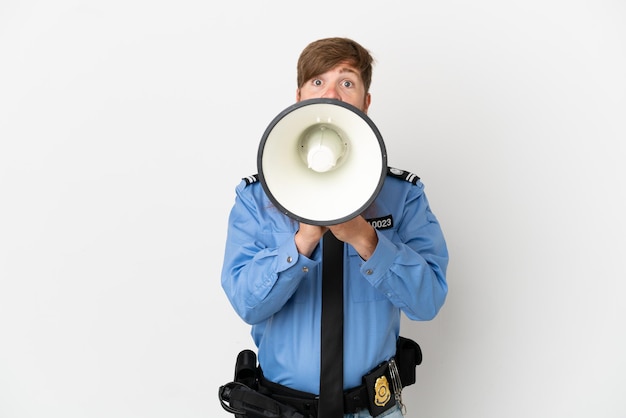 Policial ruivo isolado no fundo branco gritando em um megafone