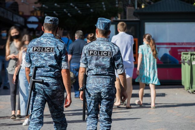 Policías en la calle de la ciudad backgroundxA