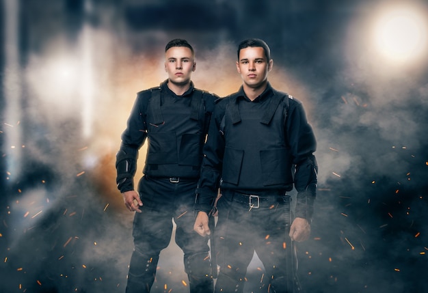Policías con uniforme negro y chalecos antibalas