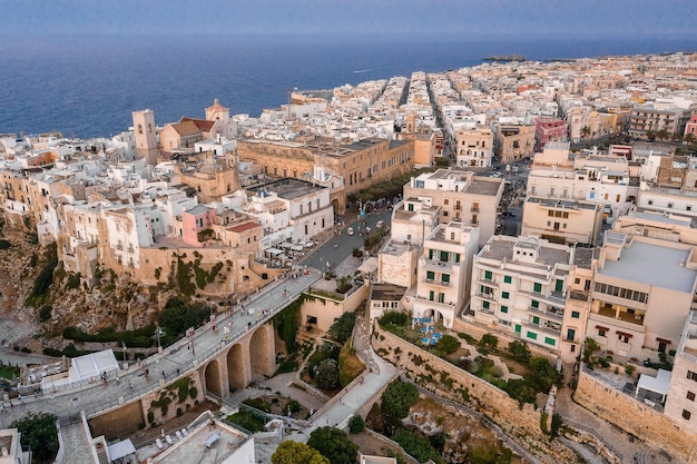 Polignano a Mare, Puglia, Itália: ponte Ponte di Polignano com Bastione di Santo Stefano e a praia Lama Monachile ao fundo, Apúlia, Itália, Golfo de Cala Paura, província de Bari