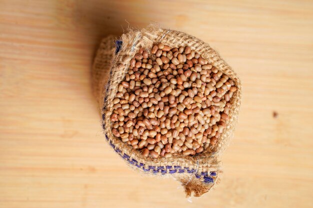 Polilla de frijol o matemáticas en bolsa y cuchara de madera sobre fondo de madera