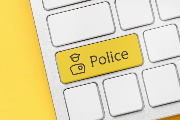 Polizeisymbol auf der Tastatur. Online-Hilfe Anrufkonzept.