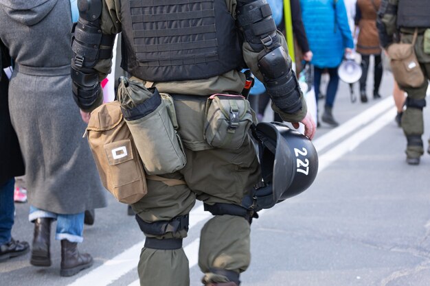 Polizist bewacht friedliche Demonstration. Moderne Stadt