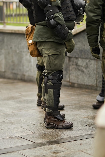 Polizist in Schutzausrüstung Nahaufnahme Foto Helm Knieschützer Körperschutz Ellbogenschützer