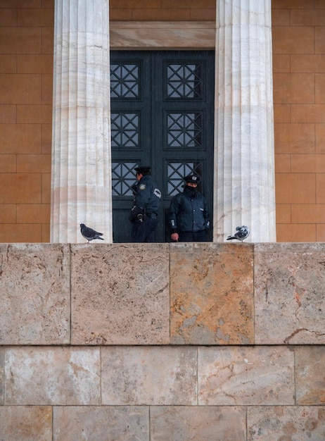 Polizisten bewachen die griechische Garde am Syntagma-Platz in Athen, Griechenland