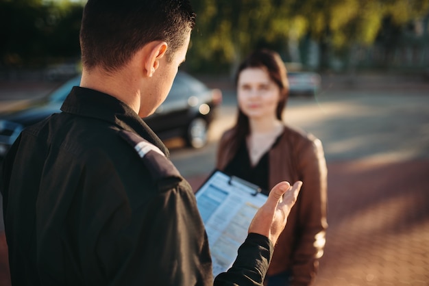 Polizisten lesen Fahrerin das Gesetz vor