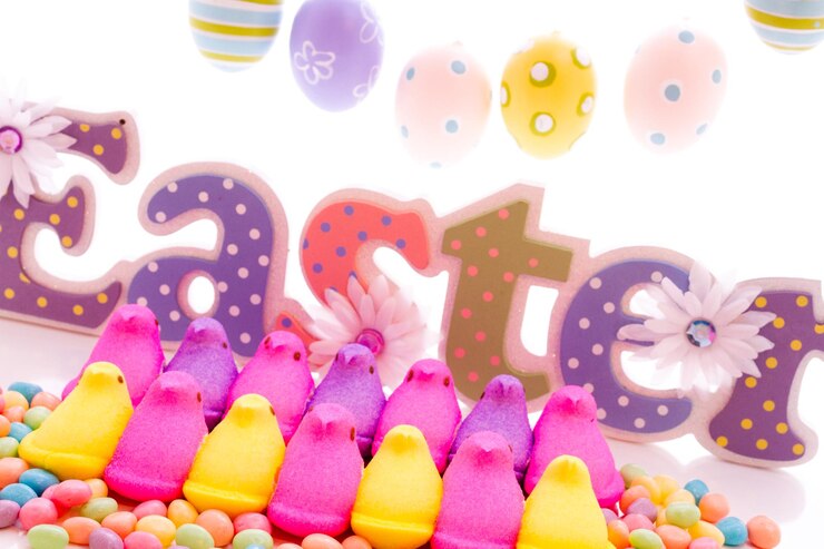Foto pollitos de malvavisco para pascua sobre un fondo blanco.