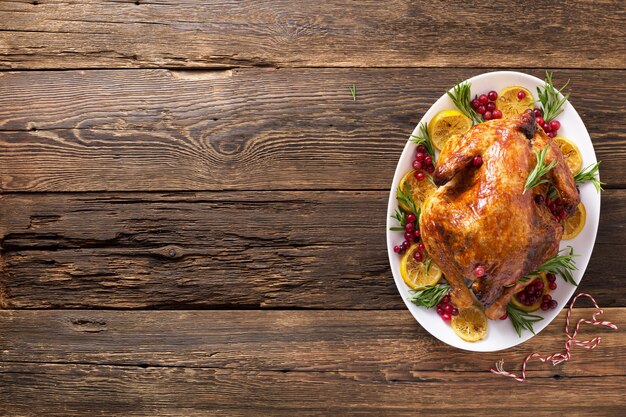 Pollo de acción de gracias en la cena de gala de mesa de madera