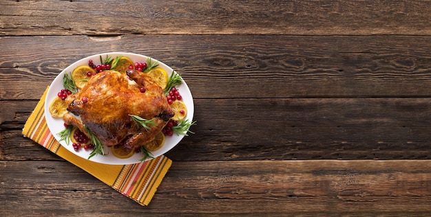 Pollo de acción de gracias en la cena de gala de mesa de madera