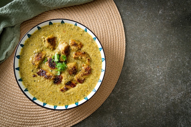 Pollo afgano al curry verde o pollo tikka Hariyali hara masala