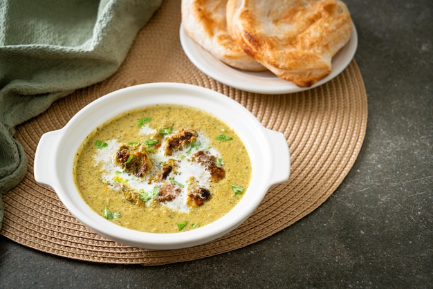 Pollo afgano en curry masala verde o pollo tikka Hariyali hara masala con pan roti o naan - estilo de comida india