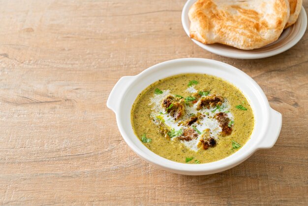 Pollo afgano en curry masala verde o pollo tikka Hariyali hara masala con roti o pan naan