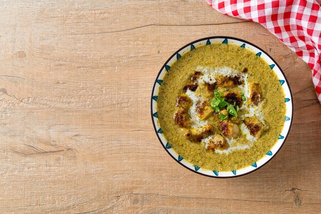 Pollo afgano en curry verde o pollo Hariyali tikka hara masala - Estilo de comida india