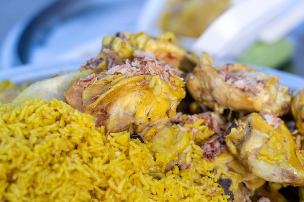 Pollo al curry con arroz amarillo para la venta en el mercado callejero, Tailandia, cerrar