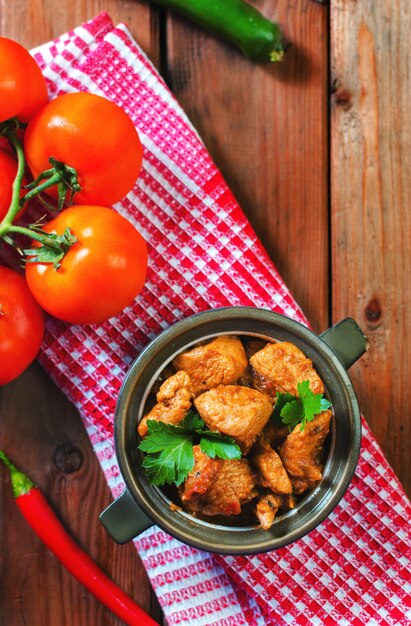 Pollo al curry casero fresco con frío