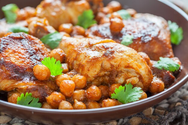 Pollo al curry con garbanzos