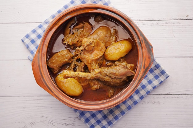 Pollo al curry o masala en un bol sobre la mesa