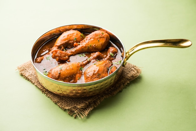 Pollo al curry con patas o muslo o Murg Tangri o tangdi masala