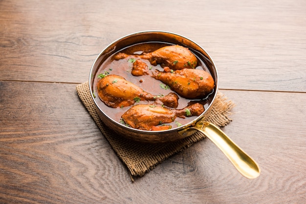 Pollo al curry con patas o muslo o Murg Tangri o tangdi masala