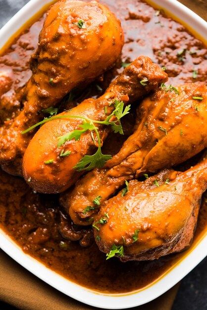 Pollo al curry con patas o muslo o Murg Tangri o tangdi masala