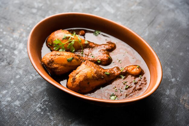 Pollo al curry con patas o muslo o Murg Tangri o tangdi masala