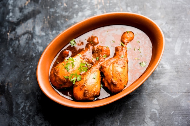 Pollo al curry con patas o muslo o Murg Tangri o tangdi masala