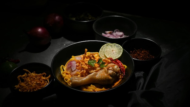 Pollo al curry picante con fideos de huevo y verduras Comida tradicional del norte de Tailandia