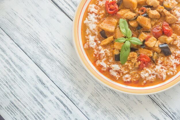 Pollo al curry rojo tailandés con arroz blanco