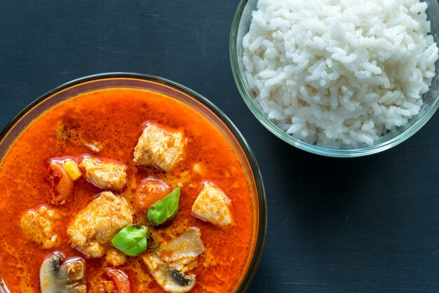 Pollo al curry rojo tailandés con arroz blanco