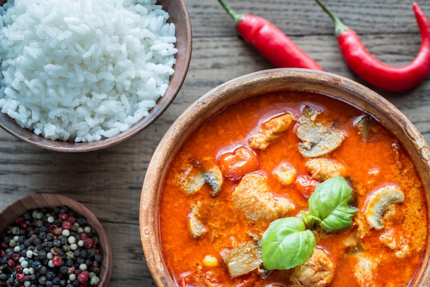 Pollo al curry rojo tailandés con arroz blanco