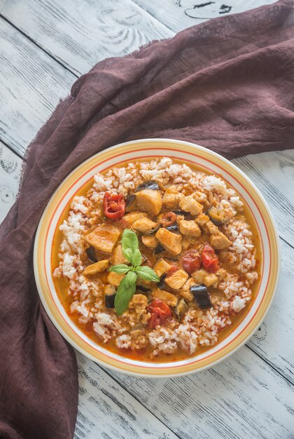 Pollo al curry rojo tailandés con arroz blanco