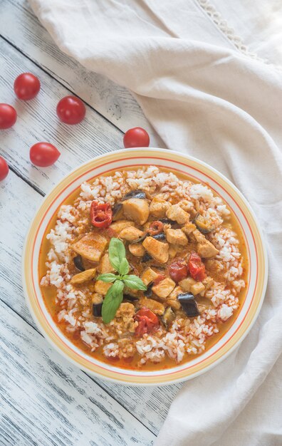 Pollo al curry rojo tailandés con arroz blanco